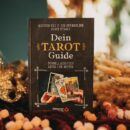 Dein Tarot Guide auf dekoriertem Tisch